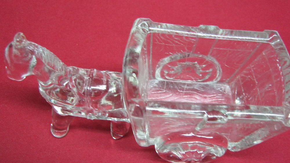 Sticla presata,veche.caruta cu cal.