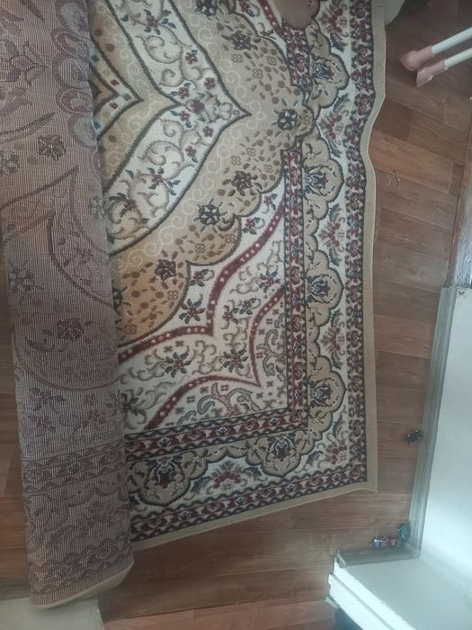 Ковёр и 2 комода.