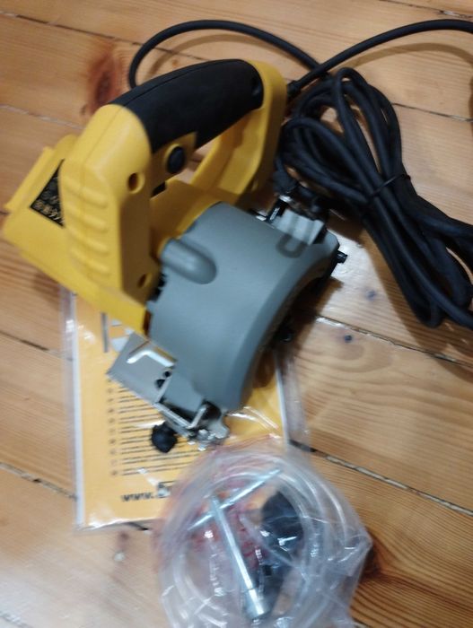 Нов ръчен циркуляр Деволт DWC410 за водно рязане на гранитогрес,камък.