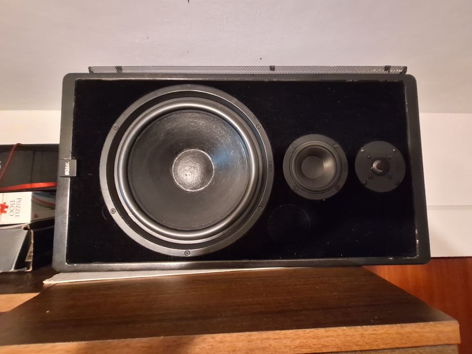 Boxe Canton Karat 980 cap de serie 140 watts  bass de 32 cm