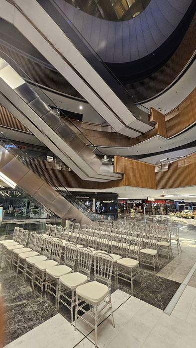 Прозрачный стул арендп . Прокат стульев в такенте . Стеклянный стул .