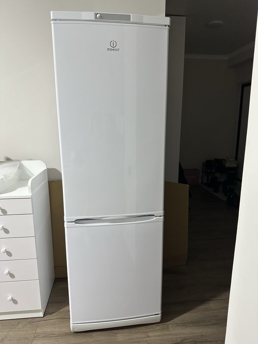 Холодильник-морозильник Indesit ES 18 A