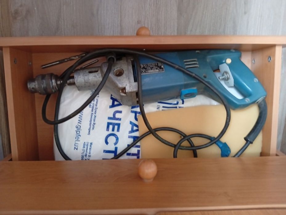 Товары для дома: люстра, бра 3 шт, замки 5шт, перфоратор дрель, шифонь