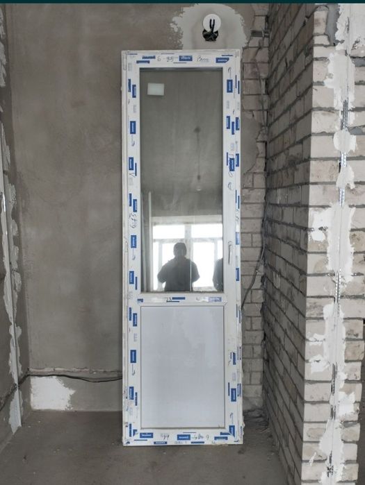 Пластиковый дверь от балкона.