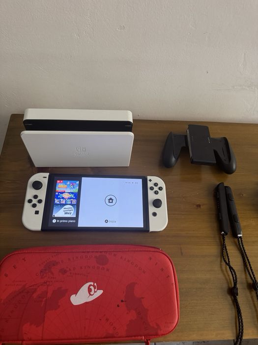 Продам Nintendo Switch OLED White в отличном состоянии.