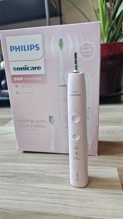 3бр. нови глави, зарядно, кутия и четка Philips Sonicare 5100