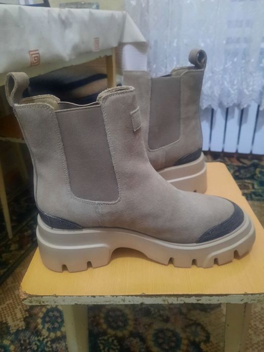 Продаются женские ботинки