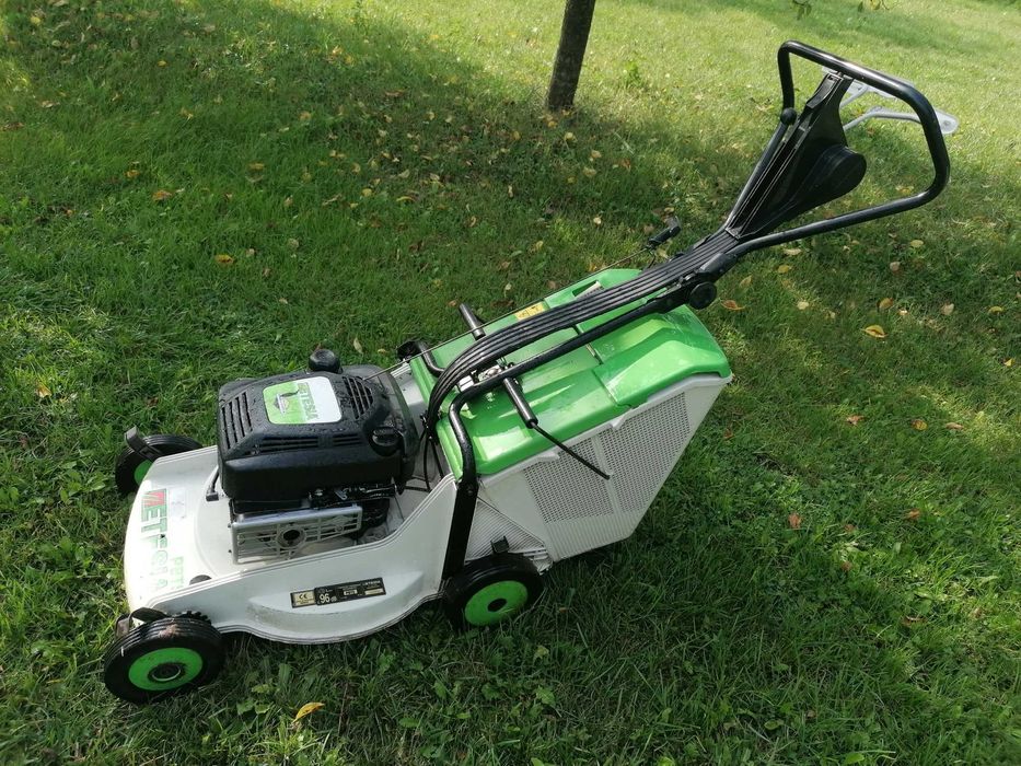 Masina de tuns  cu  tractiune ETESIA - briggs&stratton