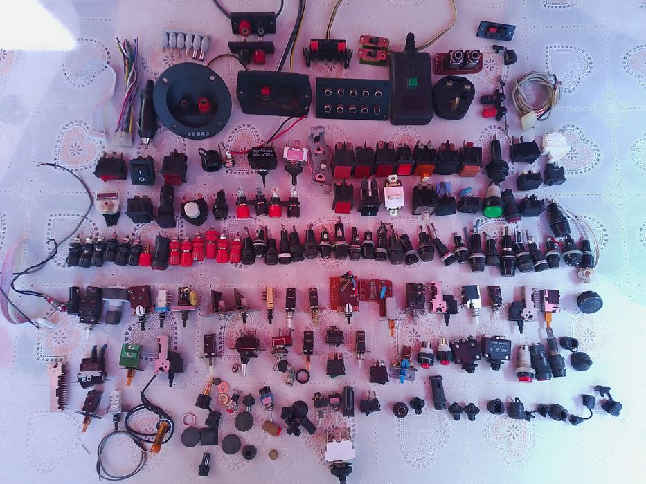 Comutatoare,butoane,intrerupatoare,conectori,suport sigurante etc