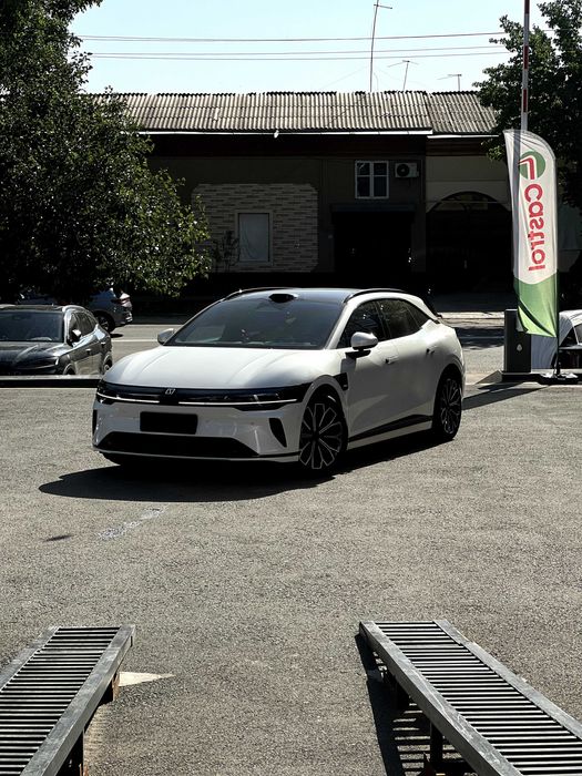 Zeekr 007 GT white