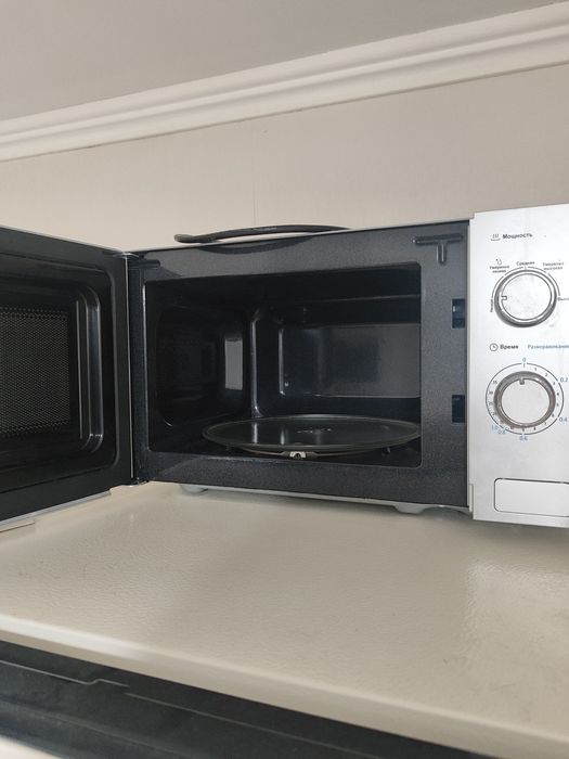Микроволновка Мidea MM720C4E  новая.