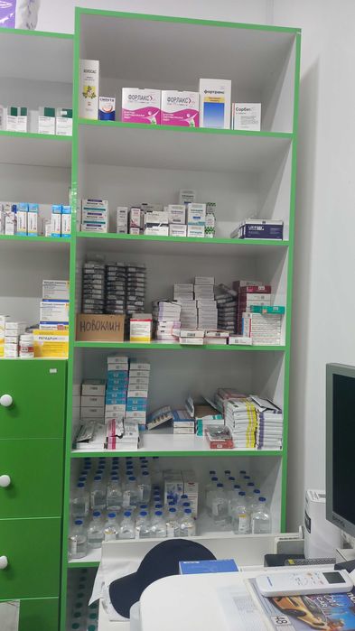 Шкафы и витрины для аптеки