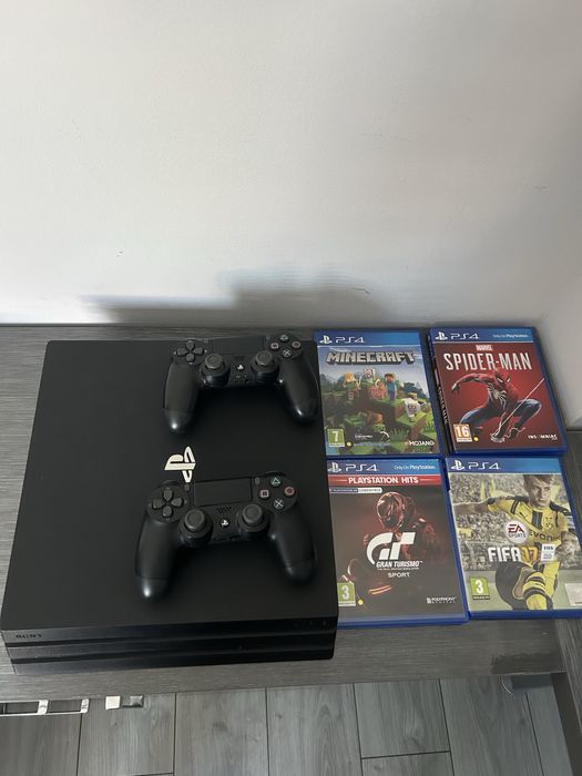 Playstation 4 Pro 1TB + 3 контролера, 4 игри на диск