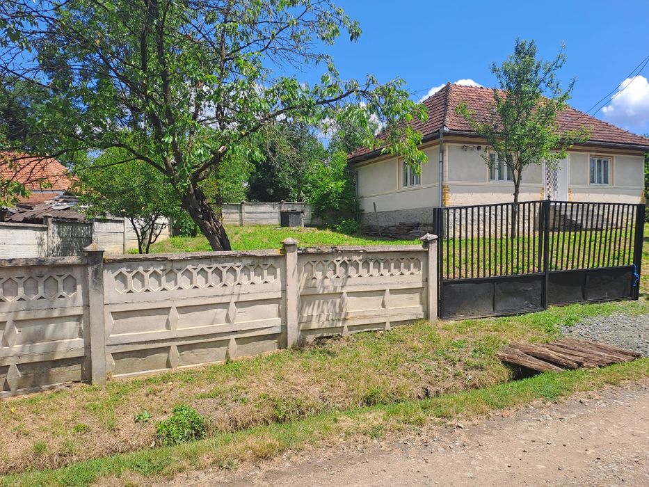 Casa de vanzare la tara cu gradina adiacenta, loc. Țohești, PRET NE
