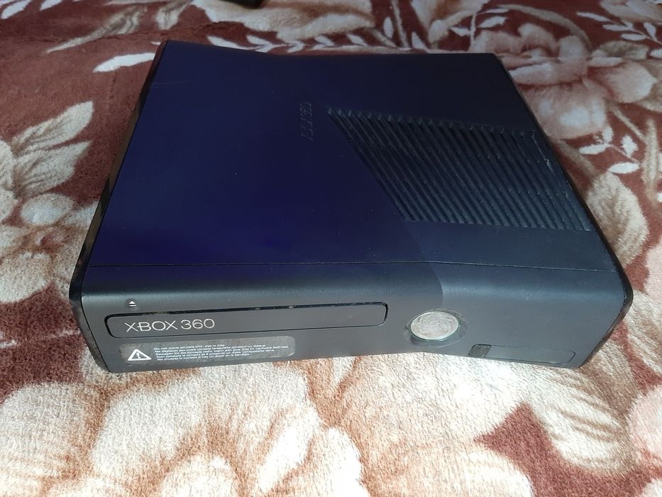 Vând Xbox 360 în stare bună estetică