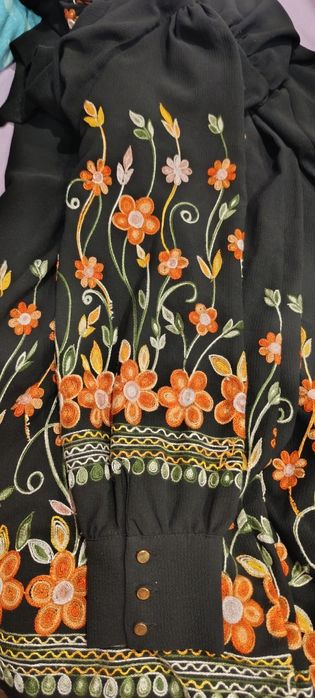 Дълга рокля с бродерия от пясъчна коприна