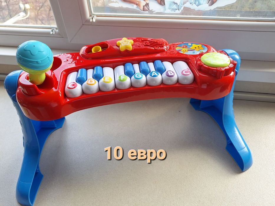 Музикално пиано с микрофон