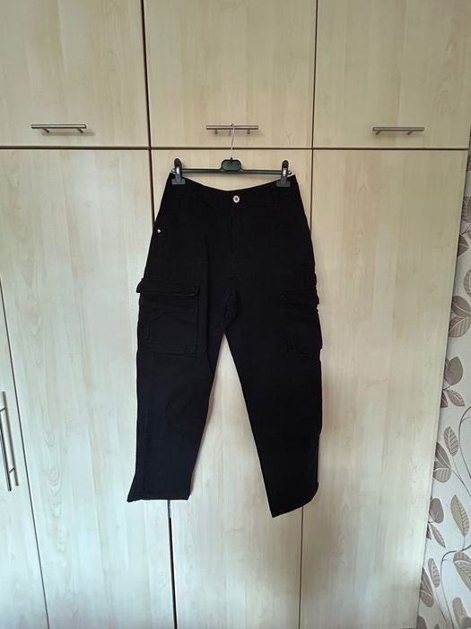 Дамски карго панталон в черен цвят. Размер-EUR-42