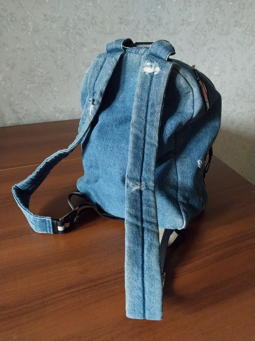 Рюкзак из джинсовой ткани.