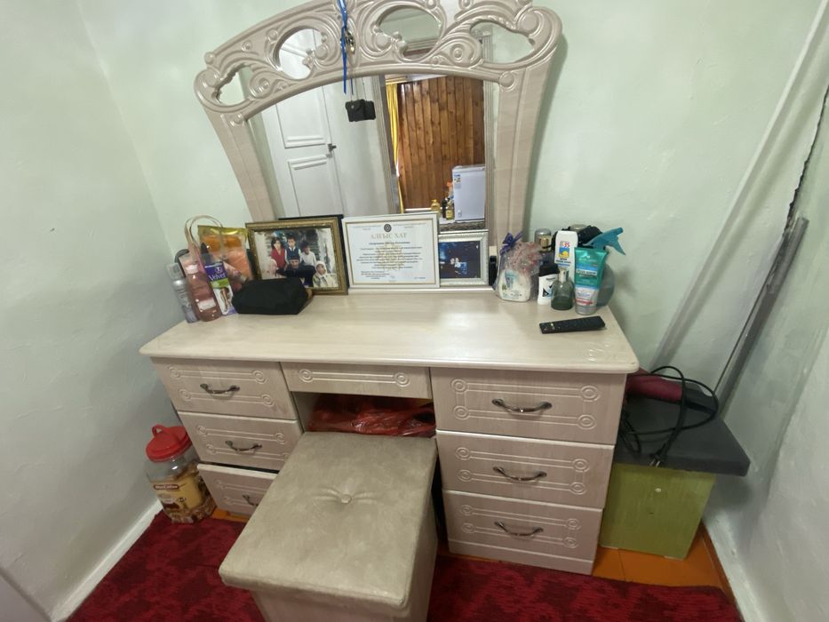 туалетный столик (трюмо)