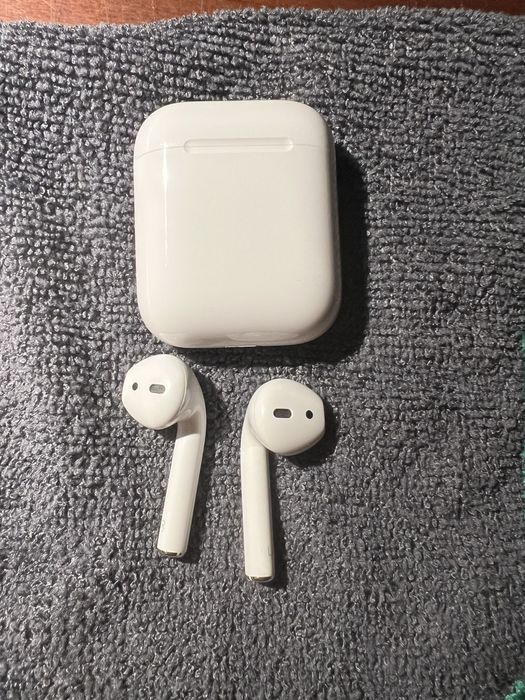 Airpods 2 запазени, лявата има проблем.