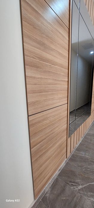 Obshivka devorga liftga o‘rnatamiz. Mdf va yog‘och ishlarini bajaramiz