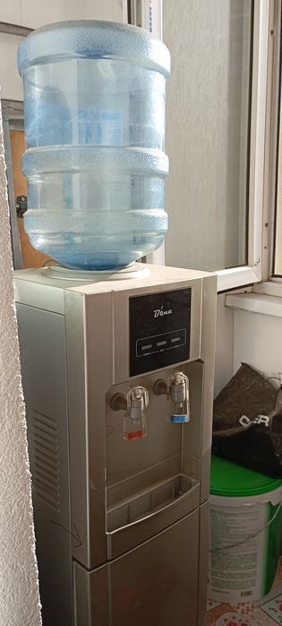 Кулер для воды и два бутыля
