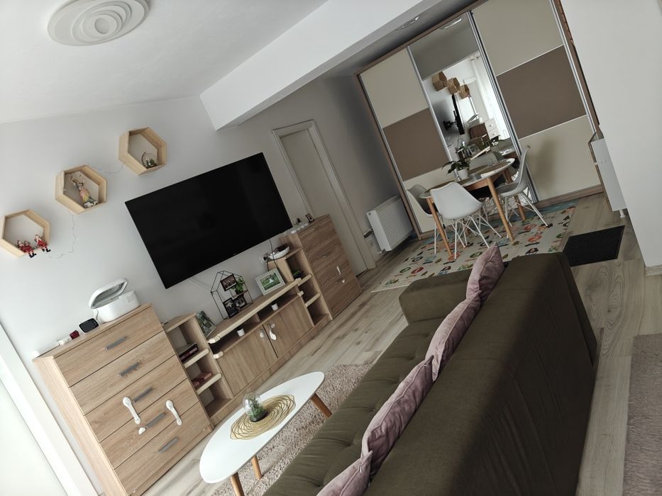 Apartament 2 camere, modern, loc de parcare privat, Craiovita noua.