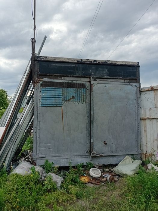 Будка, стояла на транспорте.