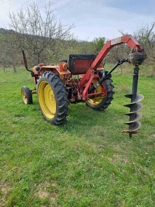 Трактор с Ямокопател