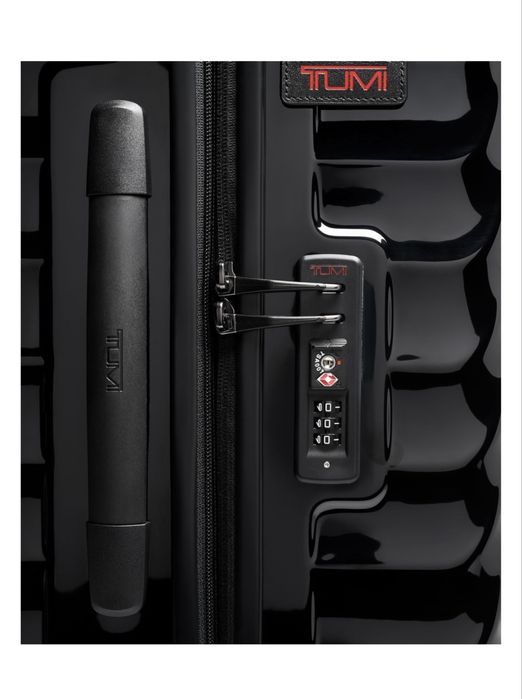 Продам новый чемодан Tumi