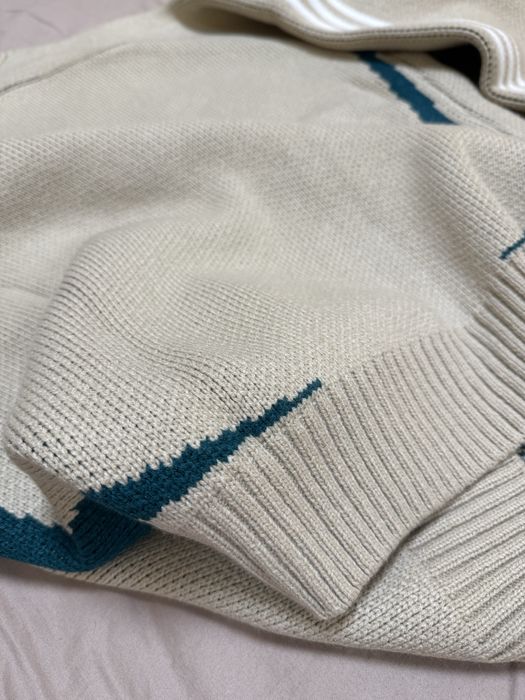 Adidas L/XL пуловер