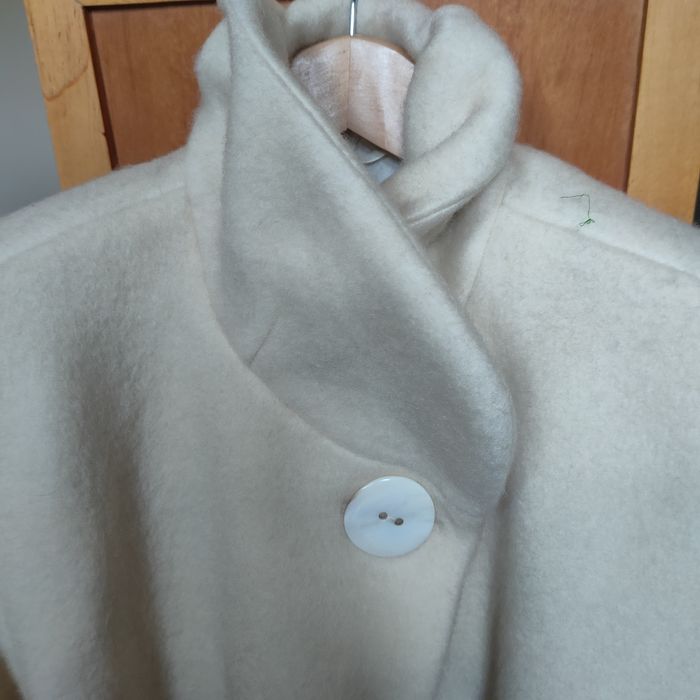 Късо дамско вълнено палто