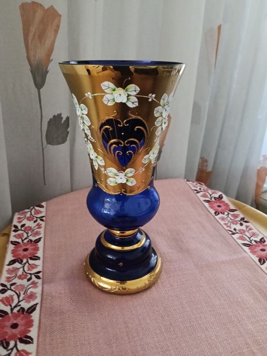 Mașină de scris și Vază placată cu aur
