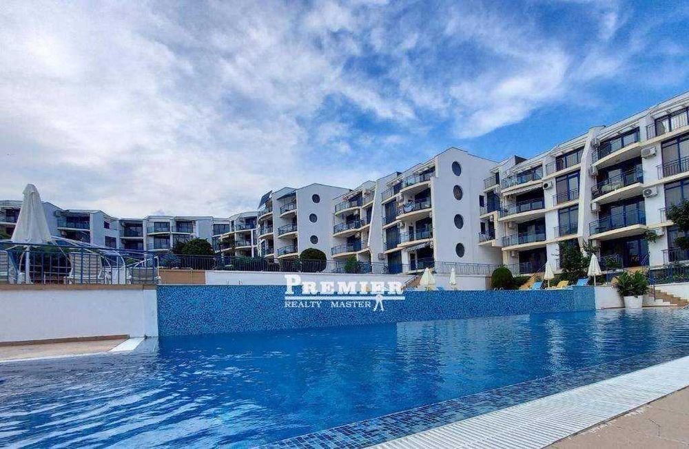 Отличен тристаен апартамент в комплекс на брега на морето