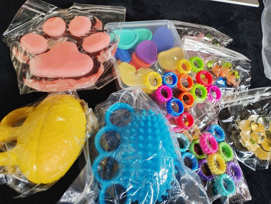 Фиджет играчки, камъни, пръстени, лапи