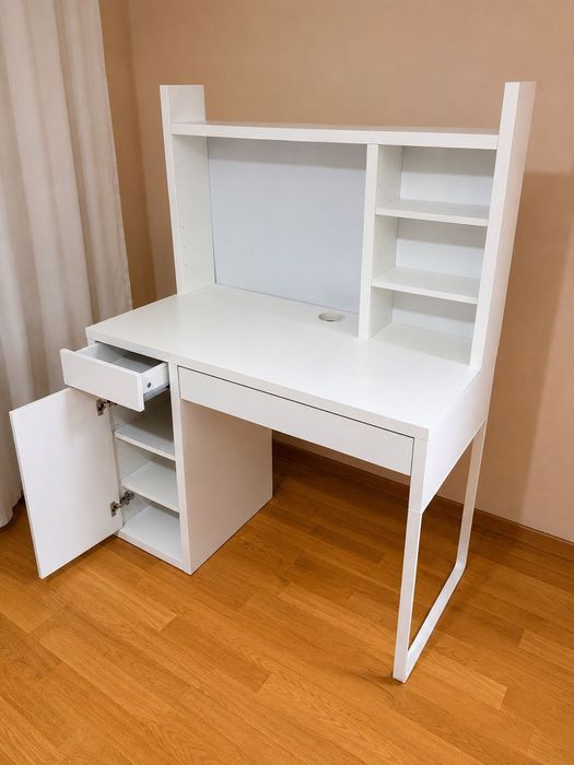 Учебно / работно бюро IKEA с надстройка