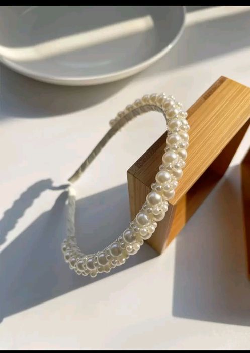 Сватбен букет бели божури  и диадема