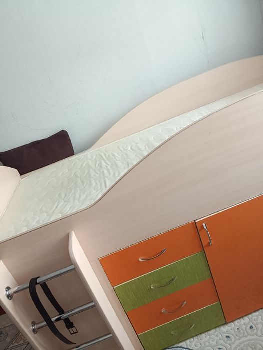 Продам кровать и стол