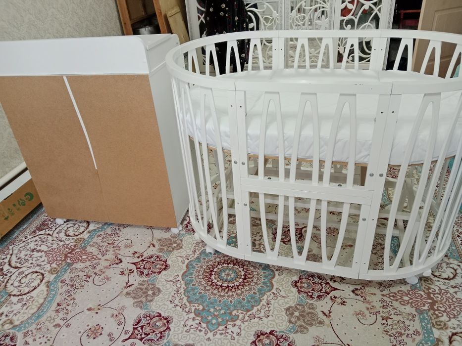 Детская кровать и шкафчик