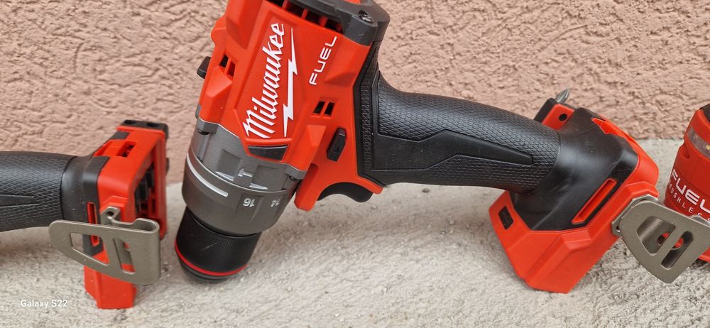 Milwaukee set pe acumulatori.