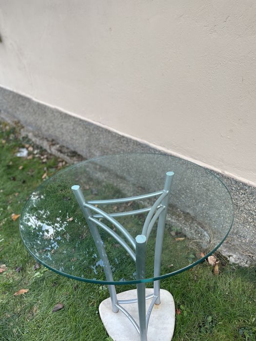 Кръгла стъклена маса с мраморна стойка