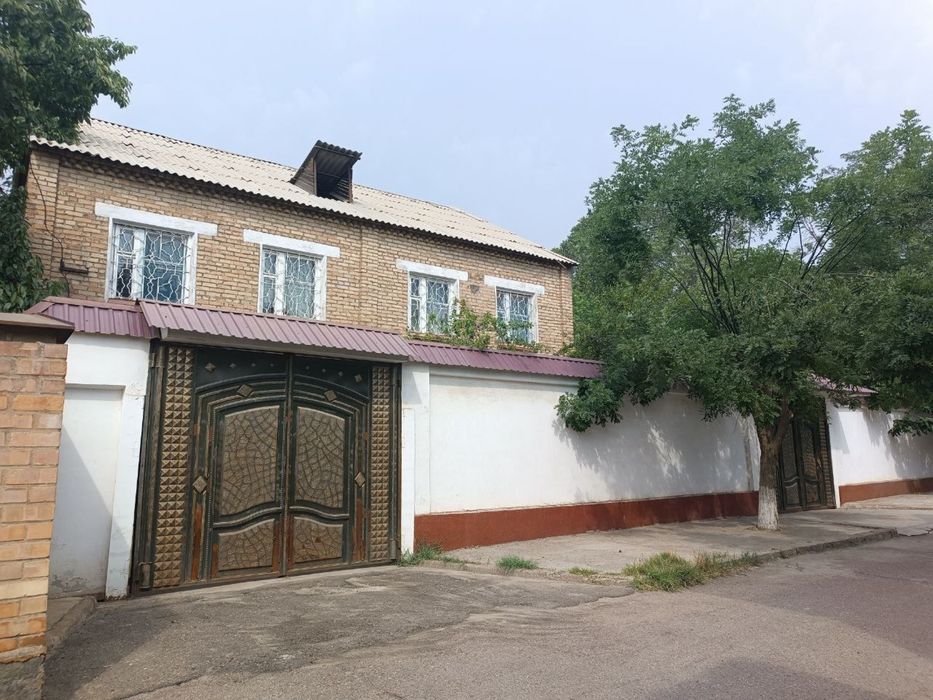 Katta hovli uy sotiladi