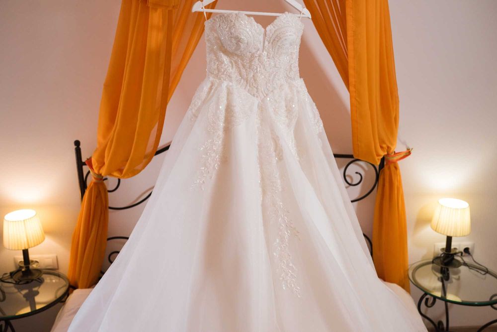 Булчинска рокля в комплект с обувки чанти и каса за пликове