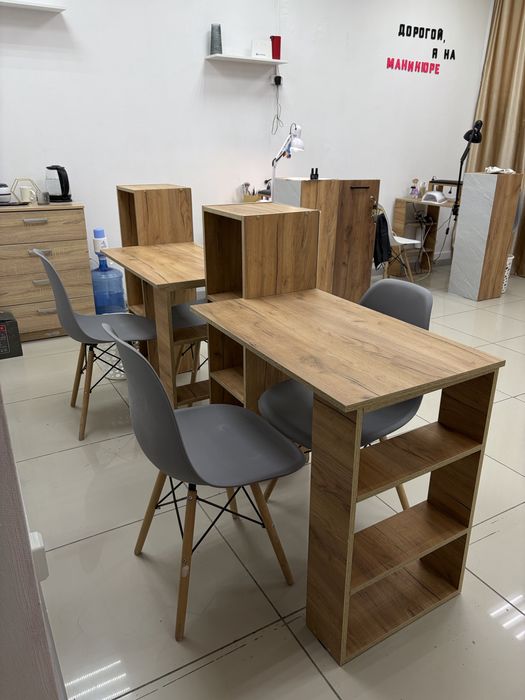 Маникюрный стол и стулья