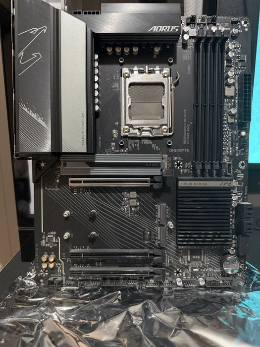 Aorus b650 elite ax v2 в отлично състояние