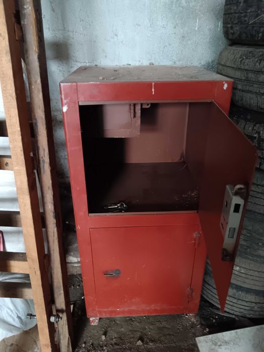 Продам сейф металлический