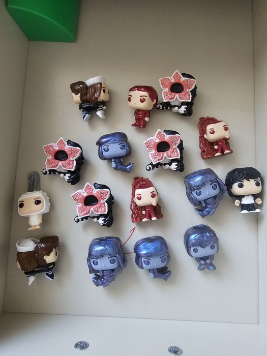 Vand figurine stranger things kinder joy 5 lei buc