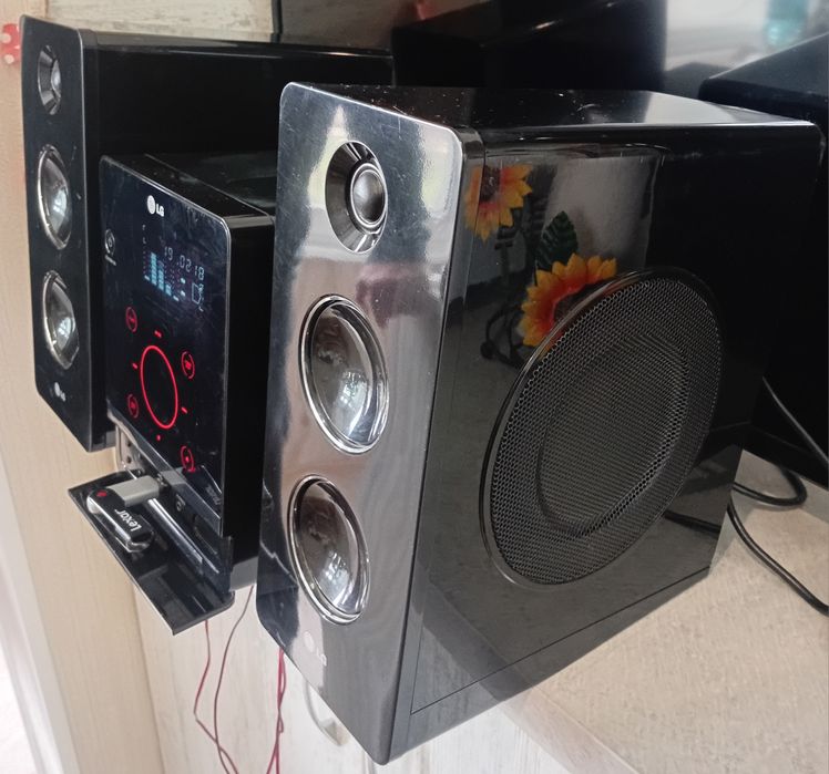 Аудио уредба LG USB CD FM Aux с тонколони диск флашка аукс радио