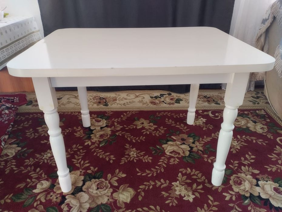 Продам стол белый